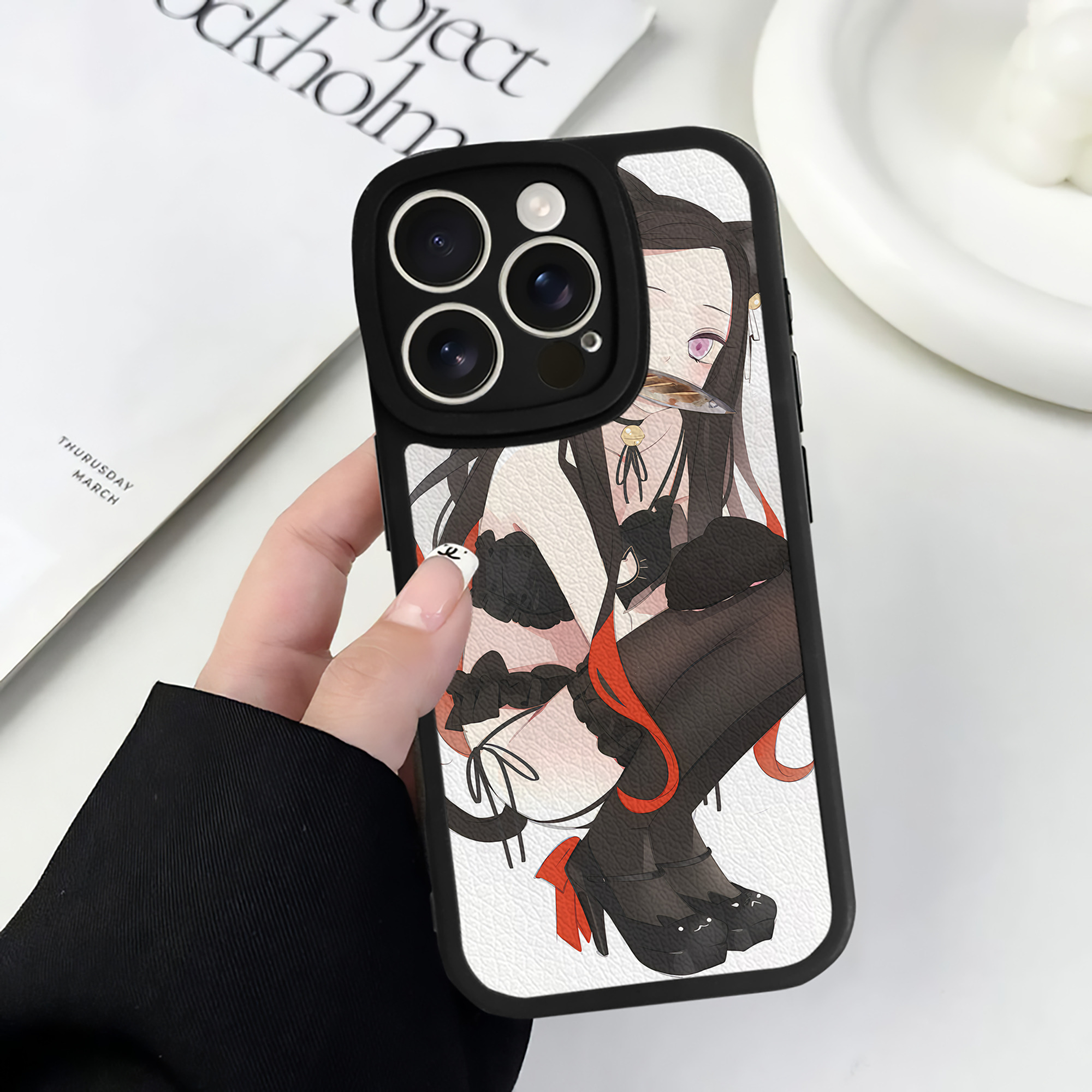 （画像用） 鬼滅の刃（きめつのやいば）竈門 禰󠄀豆子／かまど ねずこ Kamado Nezuko 【iPhone 16シリーズ対応】シリコンスマホケース（レザー調） 材質：シリコン